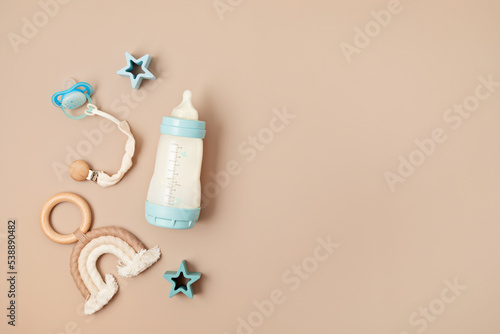 Fotografi Flat lay with baby sleep accessories with milk bottles, pacifier and toys