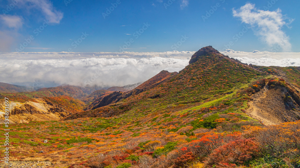 紅葉の朝日岳と雲海　那須岳　絶景