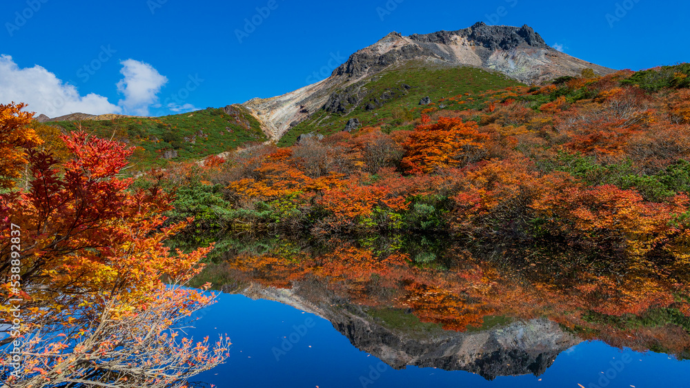 Naklejka premium 水面に映る那須岳と紅葉