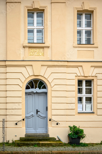 Eingangsportal am denkmalgeschützten ehemaligen Pfarrhaus in Beeskow. Vergoldete Inschrift: "Deo et ecclesiae" ("Für Gott und Kirche")