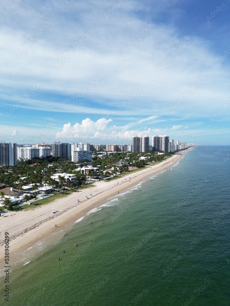 Naklejka premium Fort Lauderdale aerial shot of buildings and beach