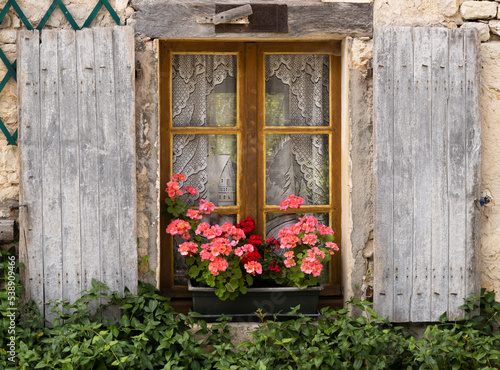 Yevre le Chatel, Window