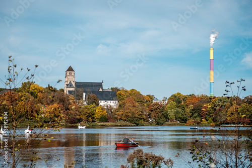 Ein sonniger Tag in Chemnitz bei besten Herbst Wetter. Am Schlossteich ist bereits die Herbstfärbung.