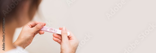妊娠検査薬 の 陽性 で 妊娠 を確認する 【 不妊治療 の イメージ 】 photo
