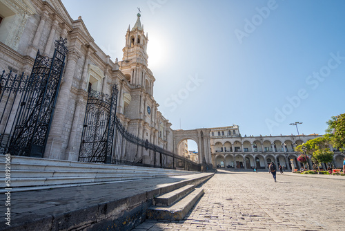 Φωτογραφία views of famous arequipa cathedral in plaza de armas, peru