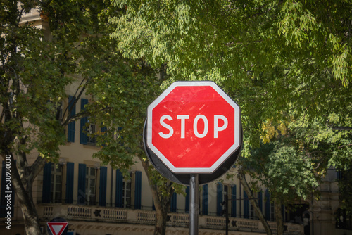 panneau stop dans une rue photo