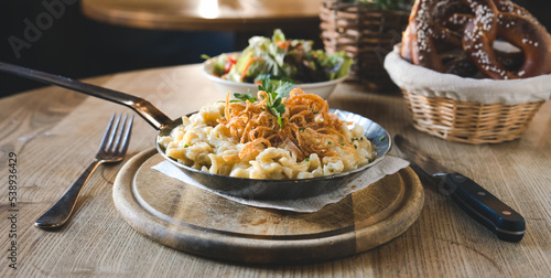 Käsespätzle mit Röstzwiebeln Weitwinkel landscape aufnahme