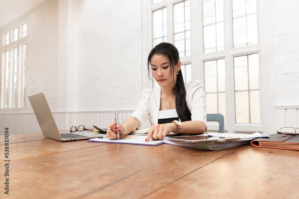 Obraz premium Freelancer business woman analysing document while working with business chart in cafe.
