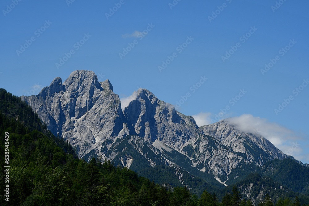 Wapienne formacje skalne tak charakterystyczne dla parku narodowego Gesäuse w Steiermark (Austria)