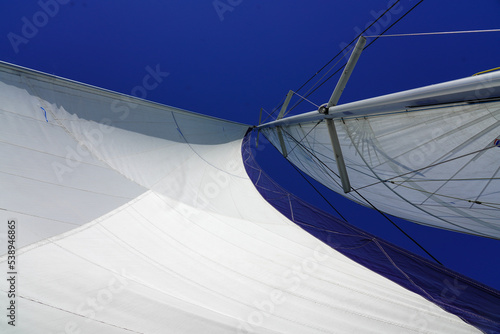 Voile d un catamaran sous un ciel bleu
