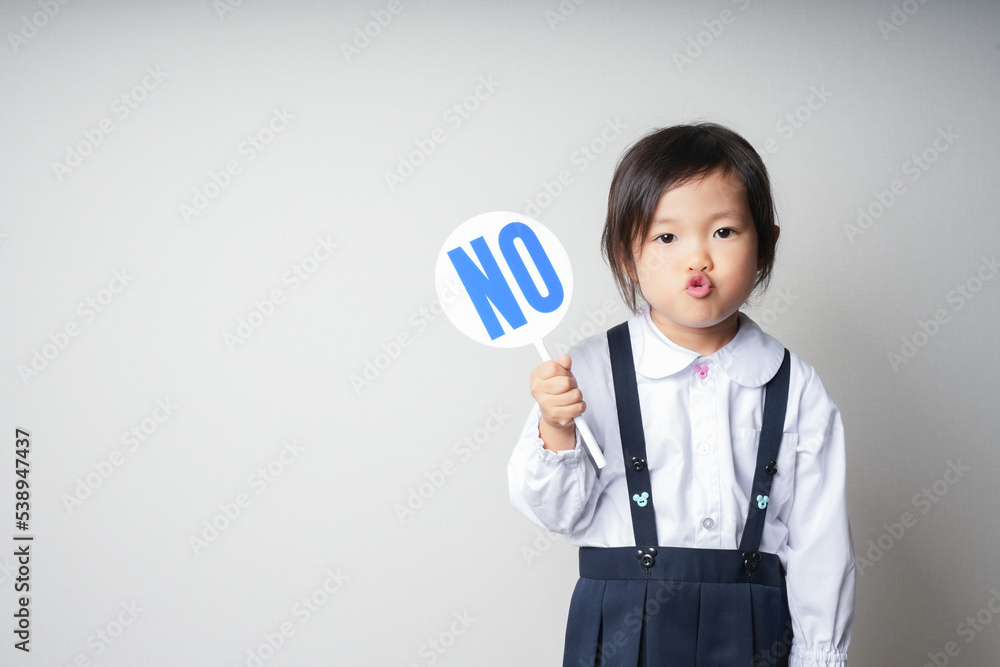 制服姿の少女が選択する