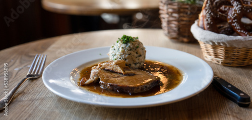Schweinebraten mit Semmelknödel