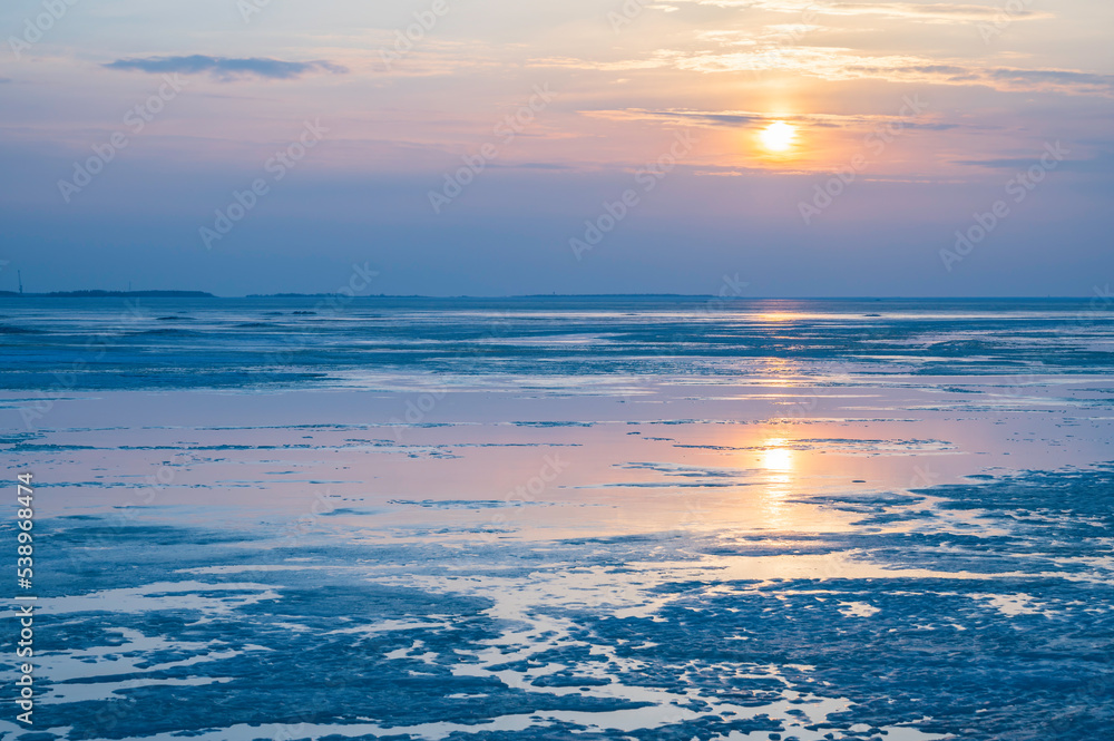 sunset over the frozen sea

Kalajoki, Finland