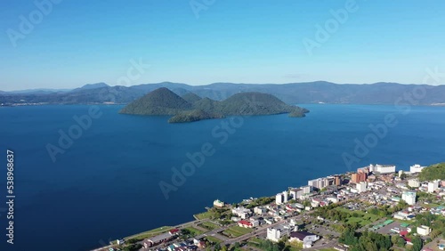 ドローン撮影 洞爺湖温泉街と洞爺湖の風景  北海道洞爺湖町