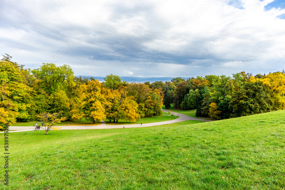 Naklejka premium Herbstspaziergang durch den wunderschönen Bergpark Kassel Wilhelmshöhe - Hessen - Deutschland