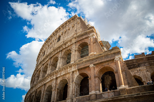 Roma punta del Colosseo di giorno con un bel cielo photo