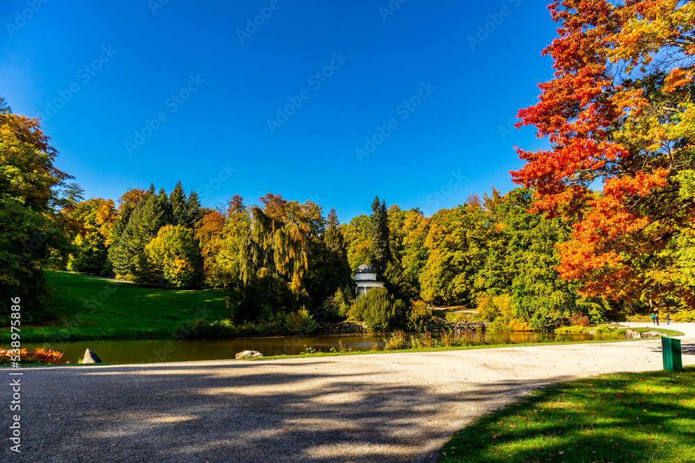 Naklejka premium Herbstspaziergang durch den wunderschönen Bergpark Kassel Wilhelmshöhe - Hessen - Deutschland