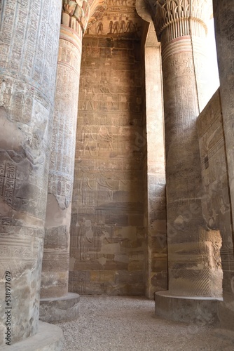Świątynia Esna w Luksorze w Egipcie  photo