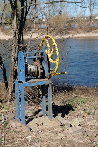 FU 2022-03-19 Urfeld 98 Vor dem Ufer steht ein altes technisches Gerät mit Kurbel photo