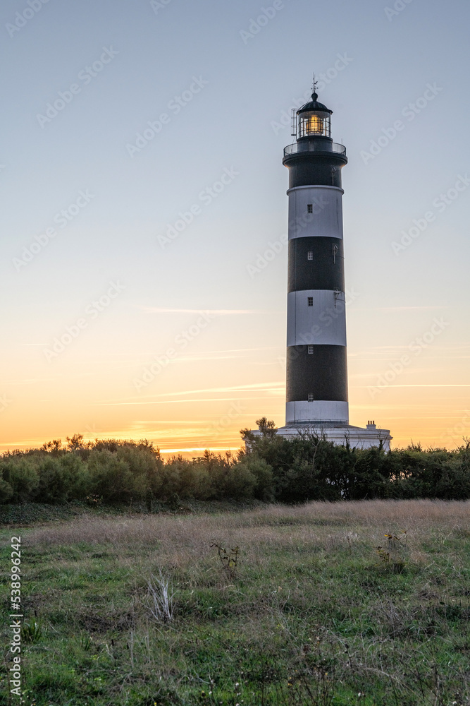 Coucher de soleil sur le phare de Chassiron sur l'île d'Oléron