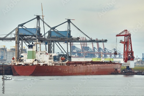 Unloading a huge ship
