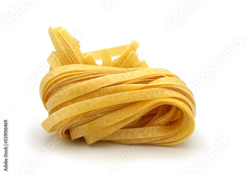 Pâtes fraîches tagliatelles isolées sur fond blanc