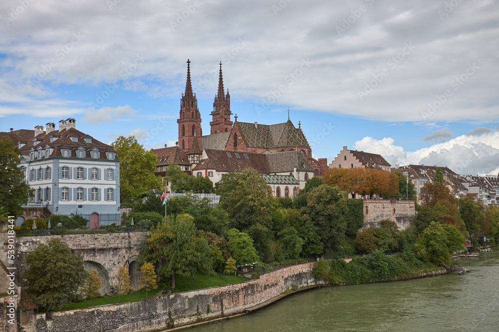 Fototapeta premium View of the cathedral of Basilea in Suiza from the river Rio.