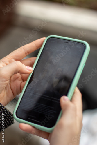 Chica mirando las redes sociales en su móvil.