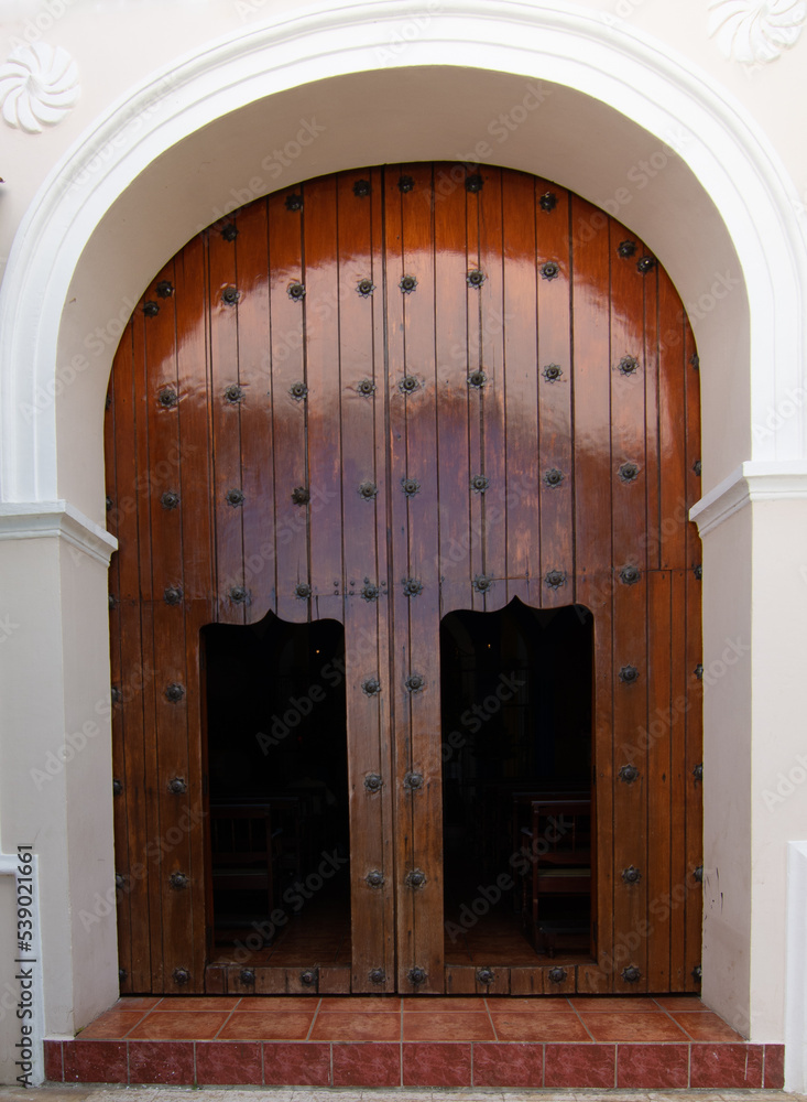 Puerta de acceso a la sacristía de la Basílica de la ciudad de El Viejo en Nicaragua