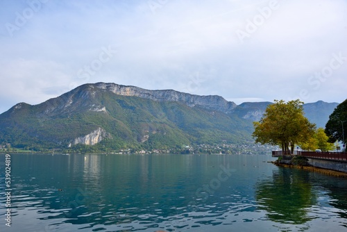 Le Lac d'Annecy depuis la rive gauche (Haute-Savoie)