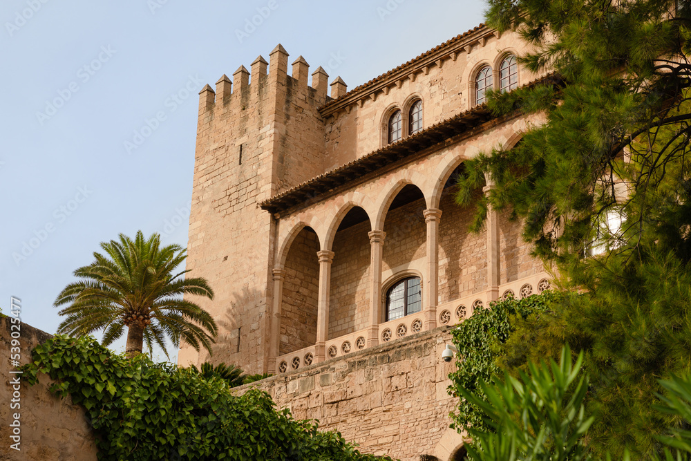 Obraz premium Palacio Real de la Almudaina, en Palma de Mallorca, visto desde el parque del mar. Antiguo palacio musulmán reconvertido en Palacio Real en la época medieval.
