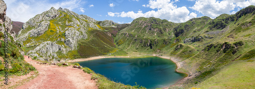 Panorámica del Lago de la Cueva en Asturias, precioso paisaje con agua turquesa rodeado de montañas altas en la región de Somiedo en Cantabria, España, verano de 2021