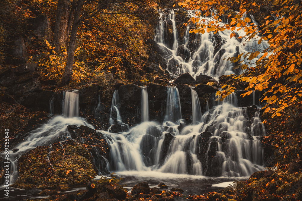 Φωτογραφία Beautiful waterfall in autumn forest in Jonkoping, Sweden
