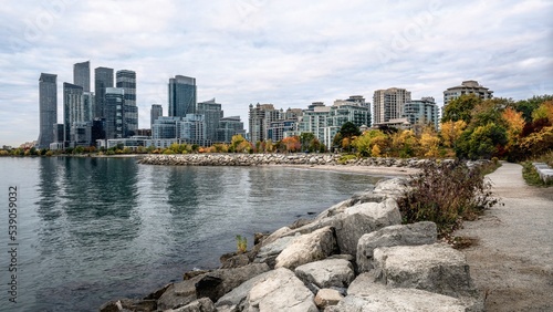 Fotografi Buildings along lakeshore during autumn near Humber Bay Park in Toronto, Ontario