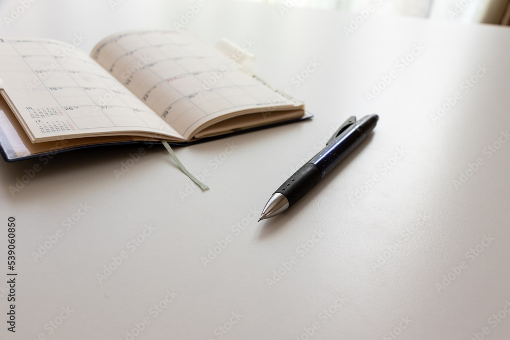 テーブルの上の手帳とボールペン Stock-Foto | Adobe Stock