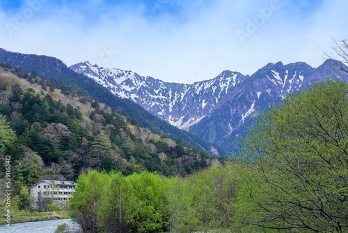 青空バックに見る穂高連峰と新緑のコラボ情景＠上高地、長野 © Scott Mirror
