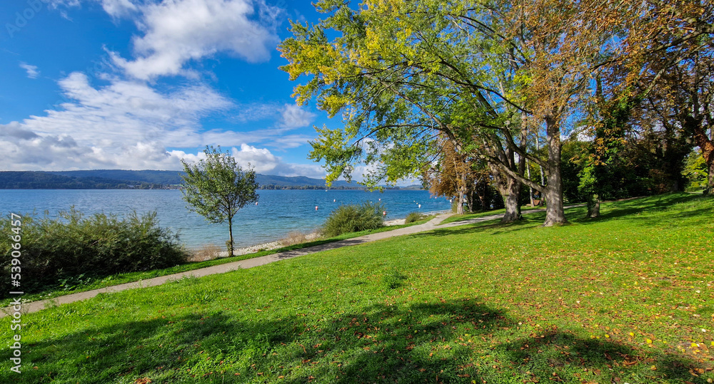 Herbst am schönen Bodensee blauer Himmel Sonnenschein Herbst am schönen Bodensee blauer Himmel Sonnenschein