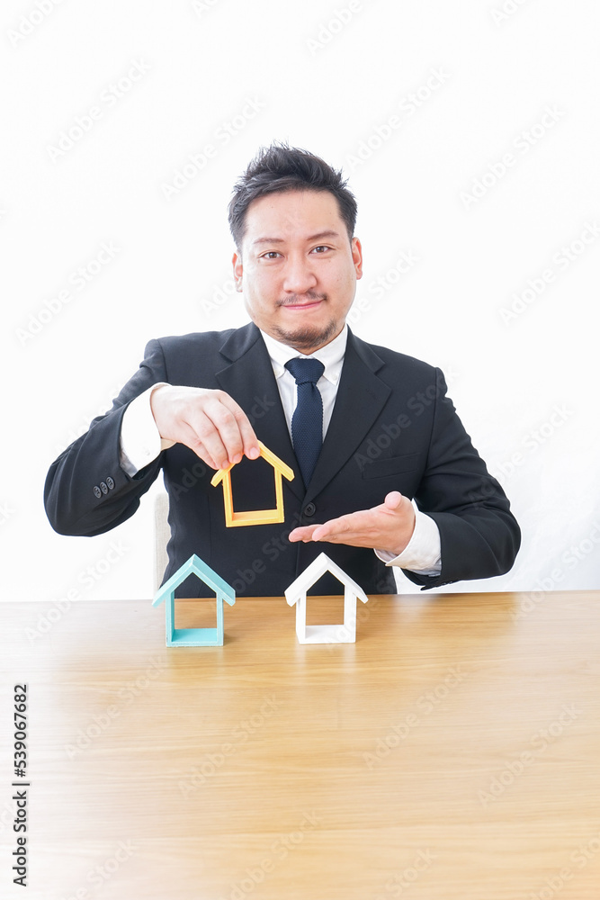 不動産の営業をするビジネスパーソン