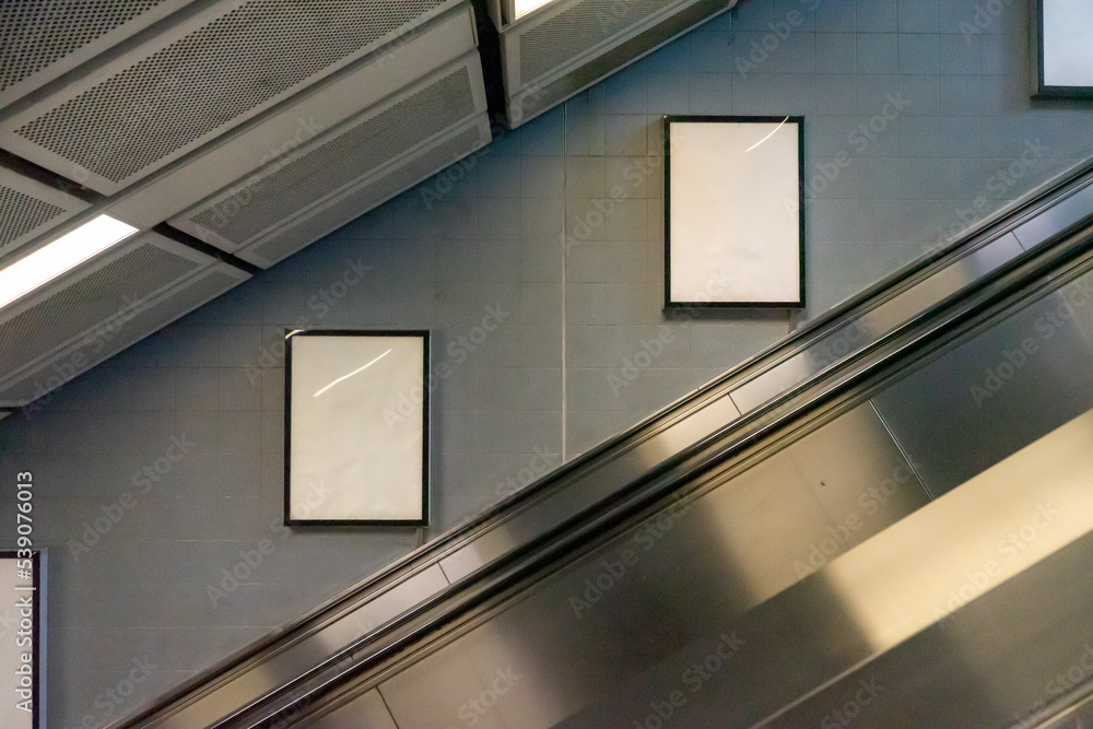 Obraz premium Blank billboard inside subway station