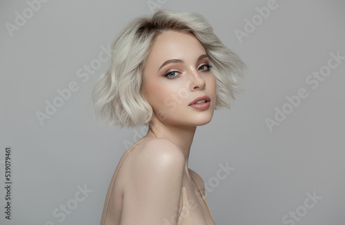 Tela Portrait of a beautiful blonde girl with a short haircut