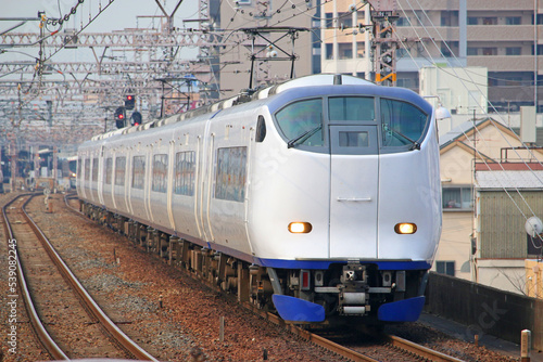 野田駅付近を走る関空特急
