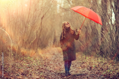 Foto seasonal autumn portrait, sad girl with umbrella, november seasonal virus immuni