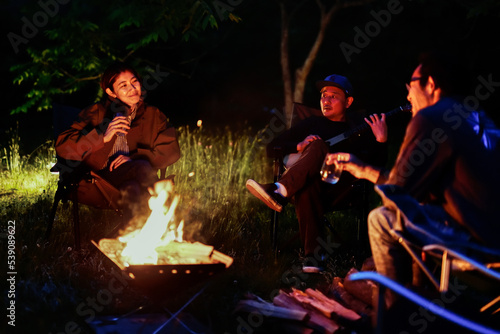 焚き火を囲むキャンパー達