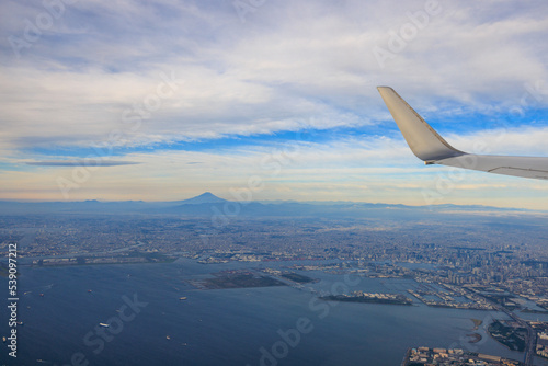 上空から見る東京港と富士山