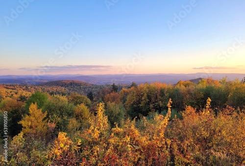 Kolorowy krajobraz nisko górski jesienią. © Adam Sadlak