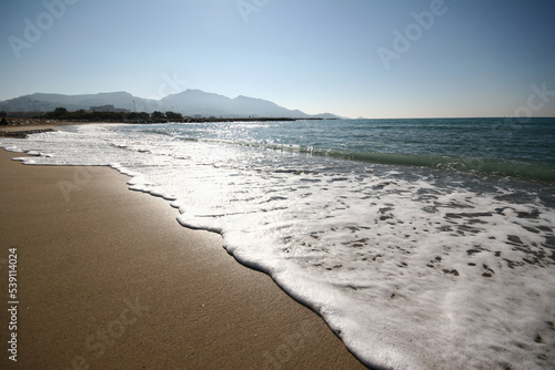 Tableau sur toile Plage du Prado Marseille lumière matinale zen détente calme bien être mer sable