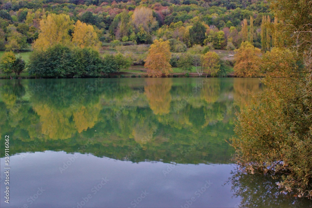 Reflet automnal dans un lac.