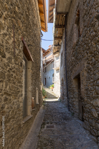 Fototapeta Naklejka Na Ścianę i Meble -  Narrow alley at Pozzola, an old quarter of Domaso, Italy