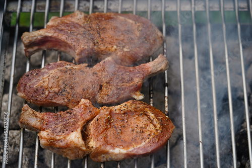 leckeres Fleisch vom Holzkohle Grill photo