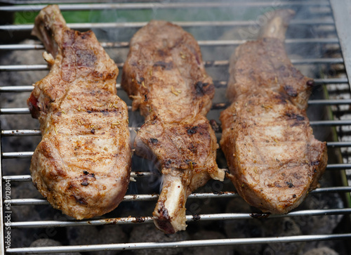 leckeres Fleisch vom Holzkohle Grill photo